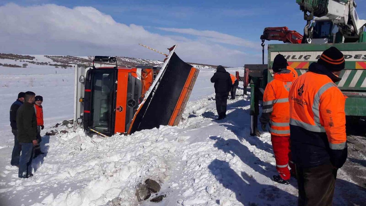 Kırıkkale’de kar küreme aracı devrildi, sürücü hafif yaralandı
