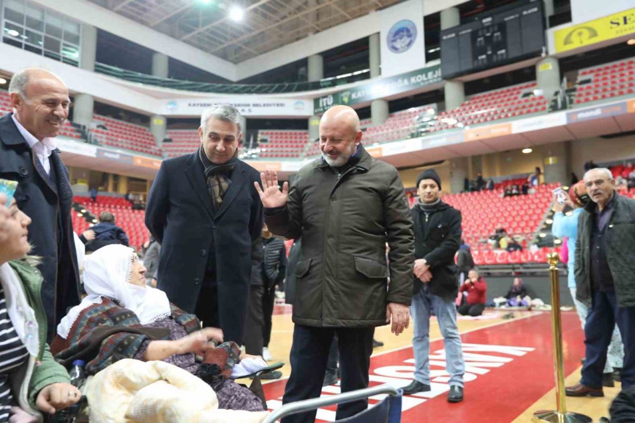 Başkan Çolakbayrakdar, geceyi tesislerde geçiren vatandaşları ziyaret etti