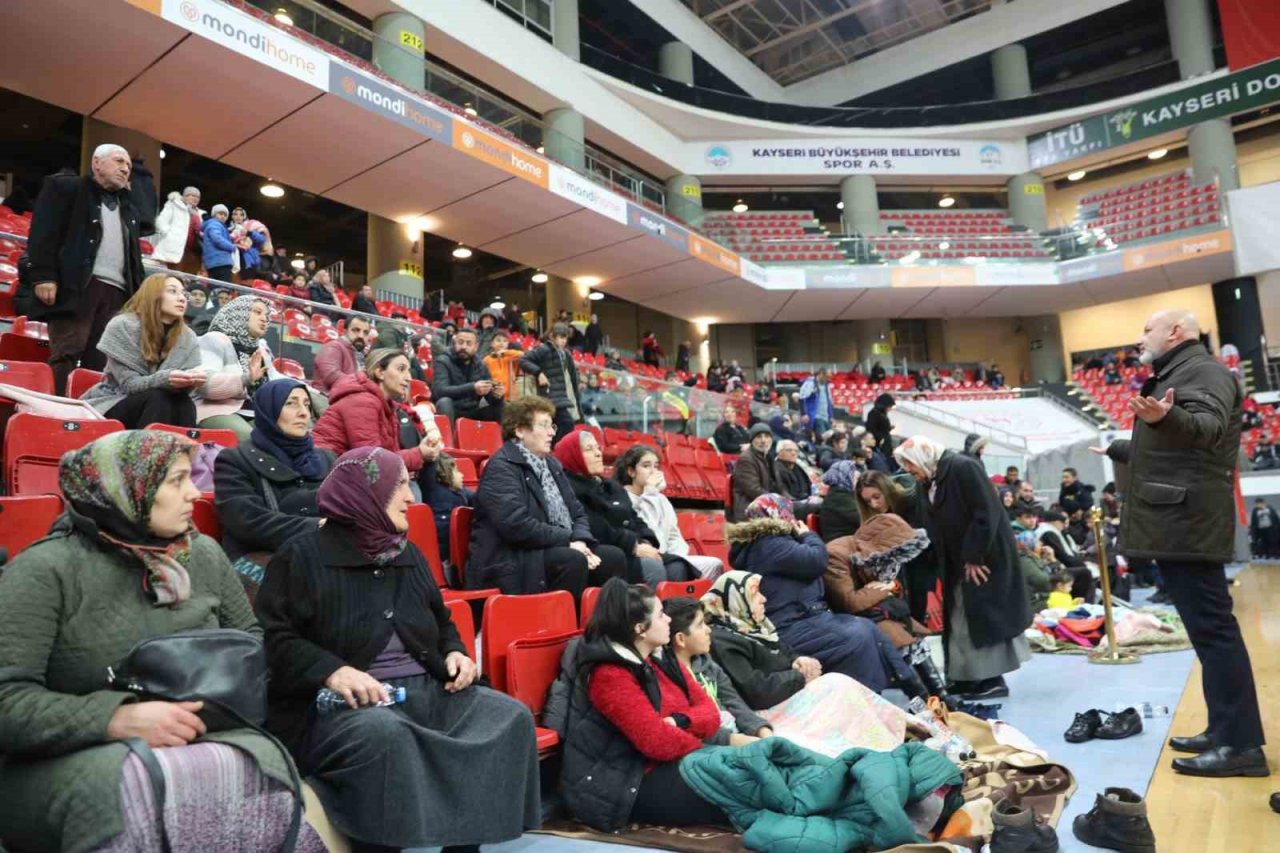 Başkan Çolakbayrakdar, geceyi tesislerde geçiren vatandaşları ziyaret etti