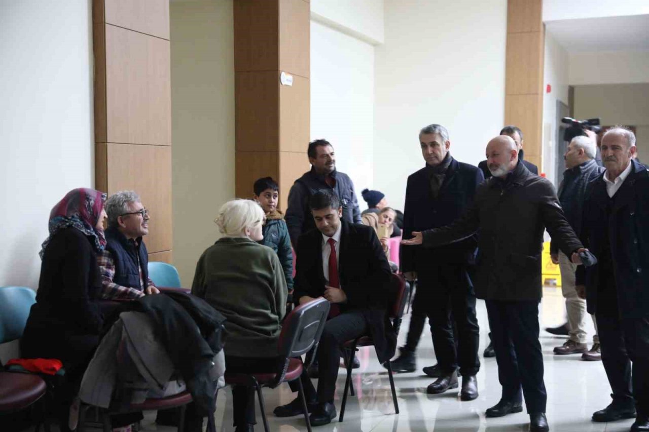 Başkan Çolakbayrakdar, geceyi tesislerde geçiren vatandaşları ziyaret etti