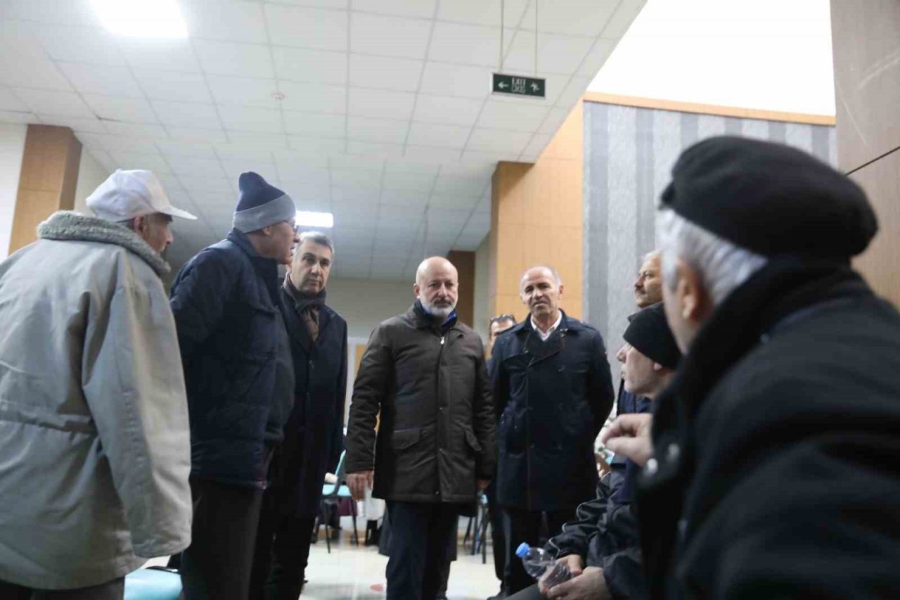 Başkan Çolakbayrakdar, geceyi tesislerde geçiren vatandaşları ziyaret etti
