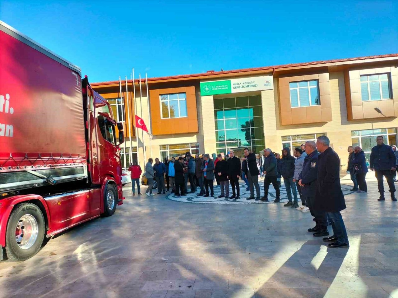 Yardım tırı Köyceğiz’den dualarla yola çıktı