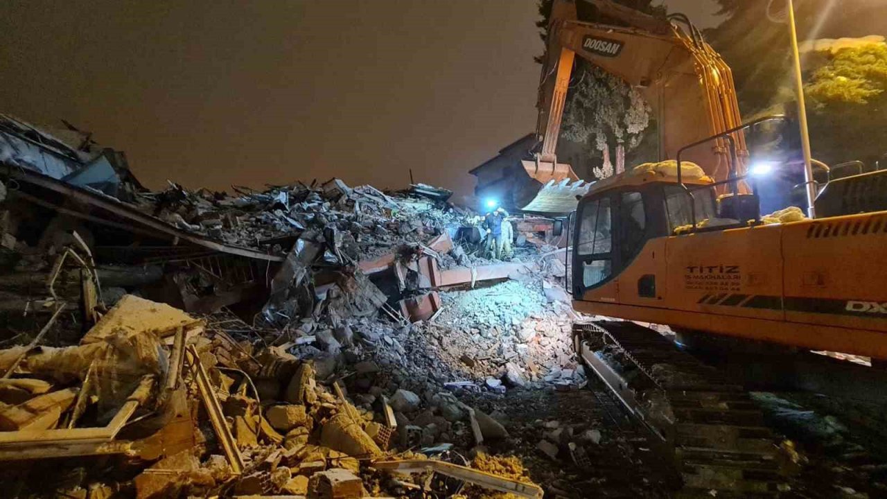 Artvin ekibi Malatya’da genç kadını enkazdan sağ salim çıkartmayı başardı