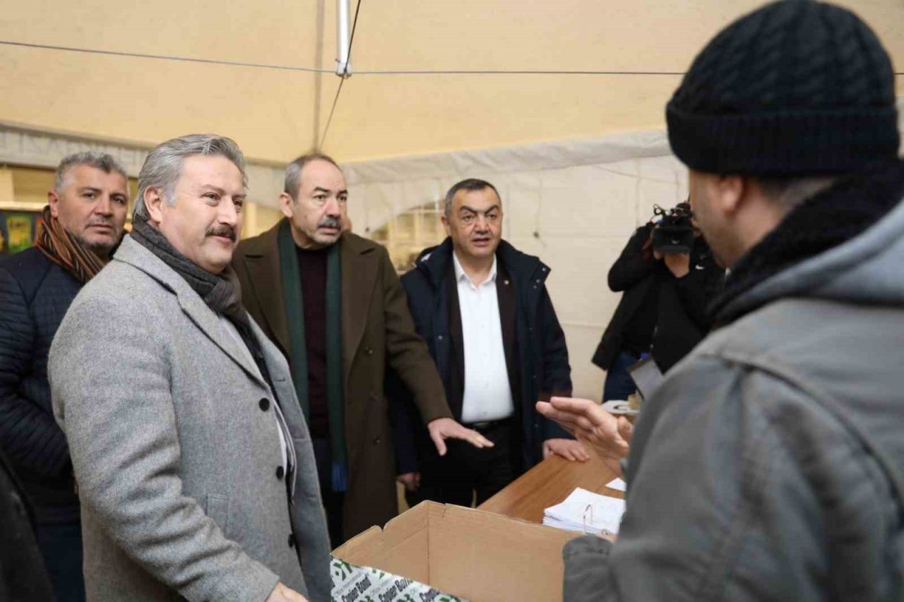 Deprem yardımları için Kayseri 1. OSB Fuar Alanında Yardım Koordinasyon Merkezi kuruldu