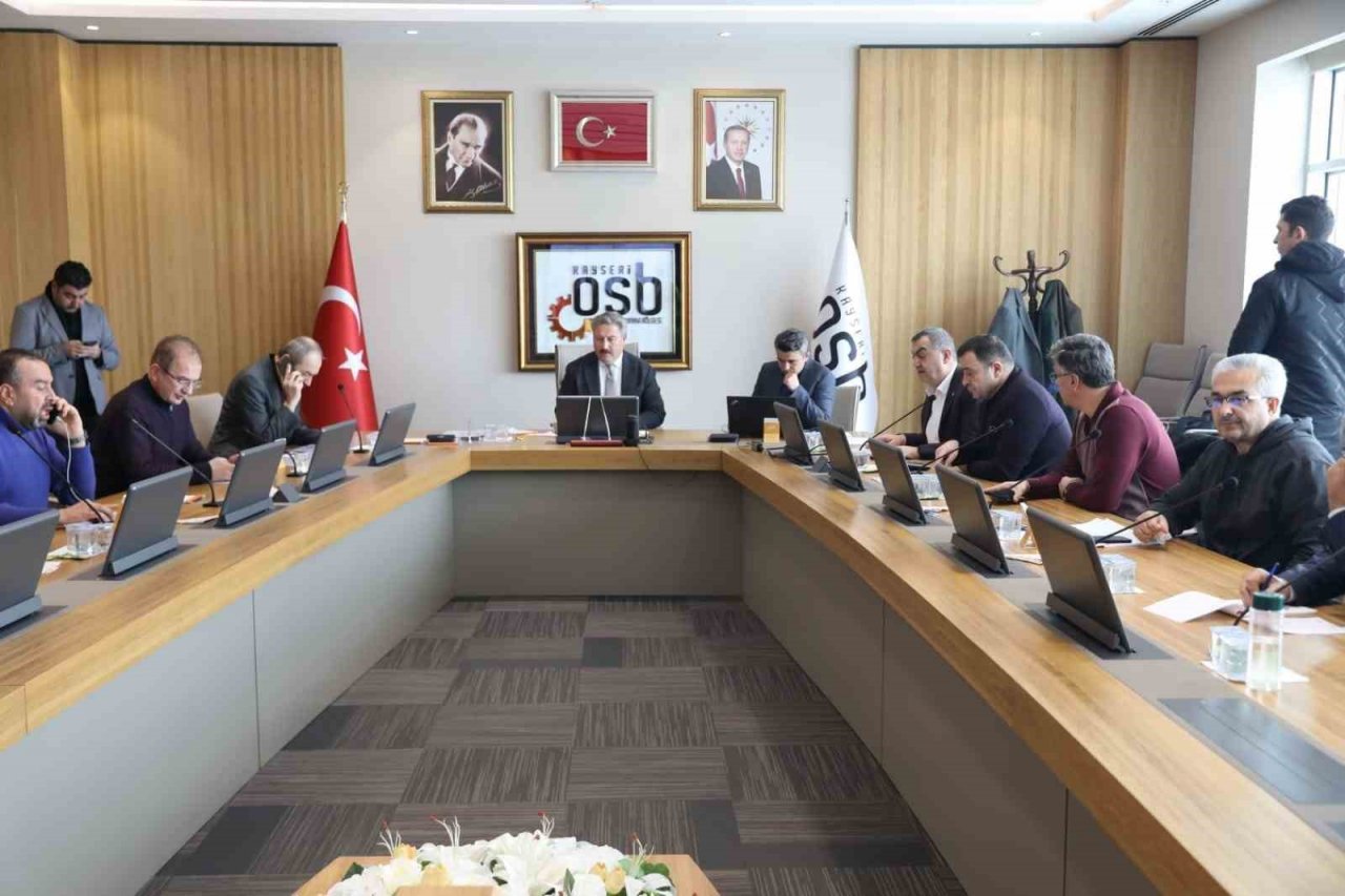 Deprem yardımları için Kayseri 1. OSB Fuar Alanında Yardım Koordinasyon Merkezi kuruldu