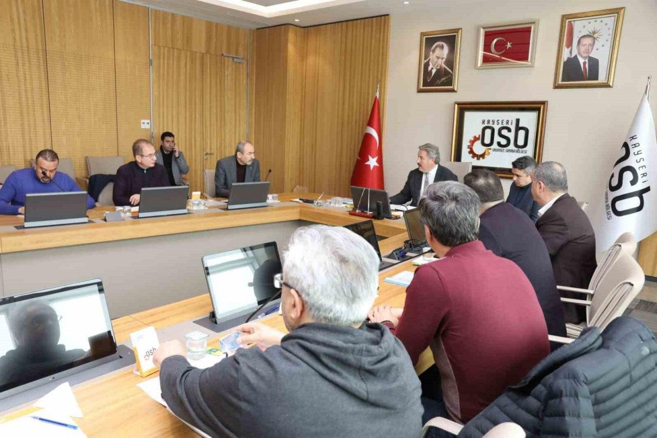 Deprem yardımları için Kayseri 1. OSB Fuar Alanında Yardım Koordinasyon Merkezi kuruldu