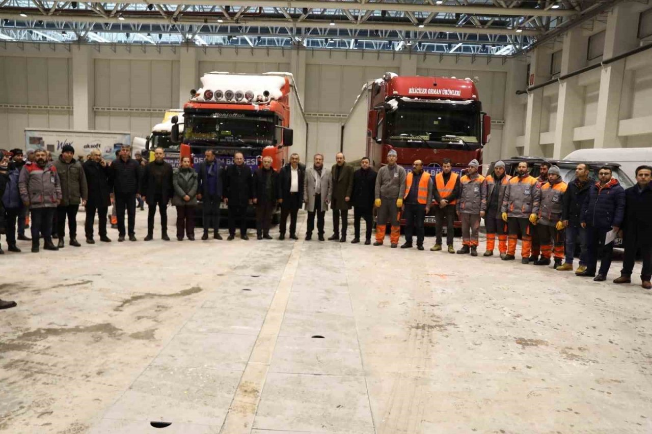 Deprem yardımları için Kayseri 1. OSB Fuar Alanında Yardım Koordinasyon Merkezi kuruldu