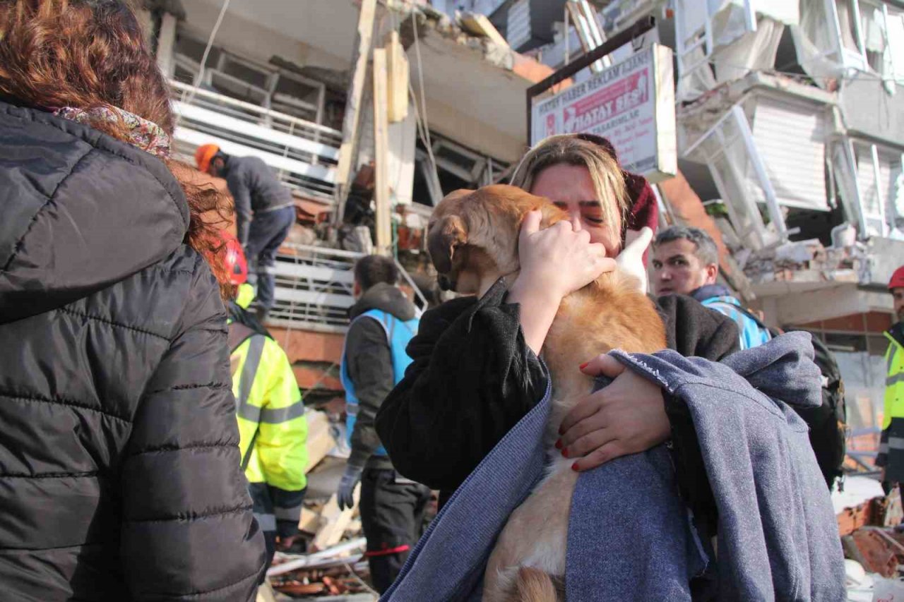6 katlı bina enkazından sağ çıktı, depremzede kadın sahiplendi