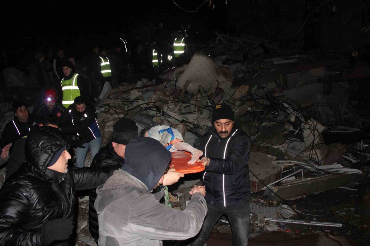 26 saat sonra gelen mutluluk: 2 küçük çocuk enkazdan sağ olarak kurtarıldı