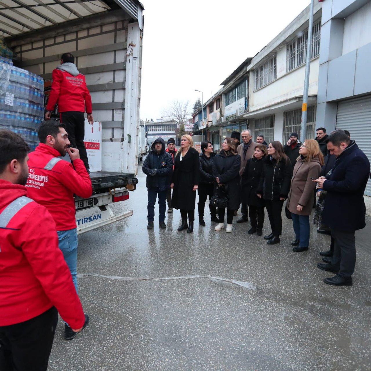 Merkezefendi’nin ilk yardım konvoyu afetzedeler için yola çıktı