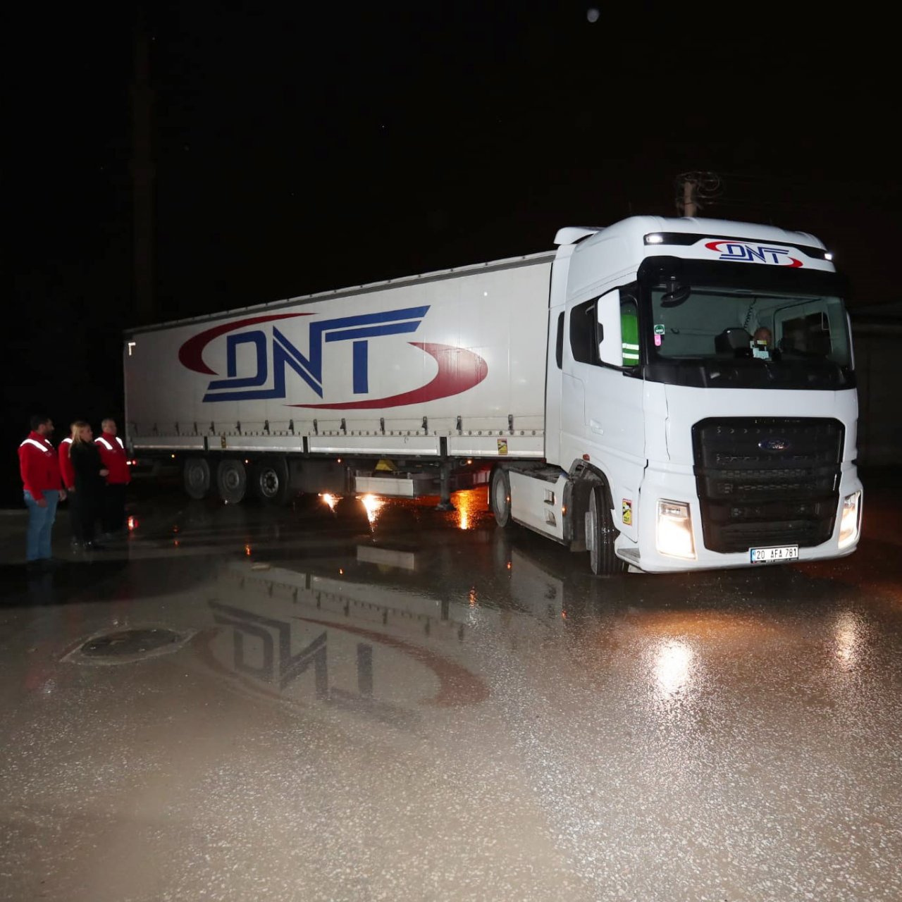 Merkezefendi’nin ilk yardım konvoyu afetzedeler için yola çıktı