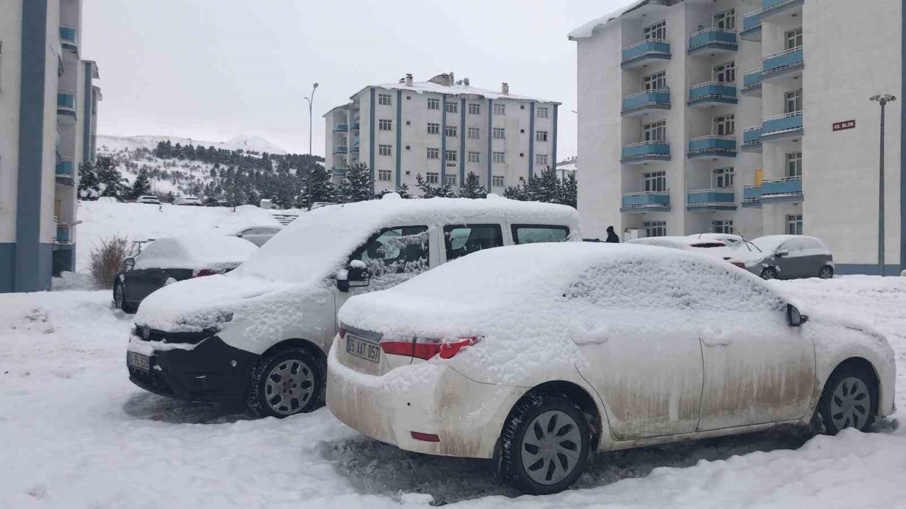 Erzurum güne karla uyandı