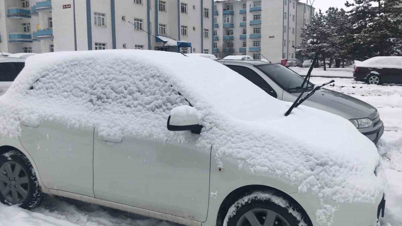 Erzurum güne karla uyandı