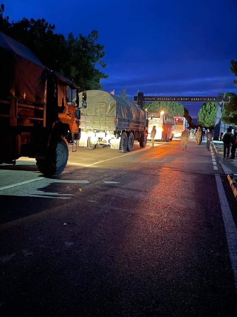 MSB: “Gelibolu’daki 2’nci Kolordu İstihkam Alay Komutanlığımızda görevli askerlerimiz deprem bölgesine hareket etti”