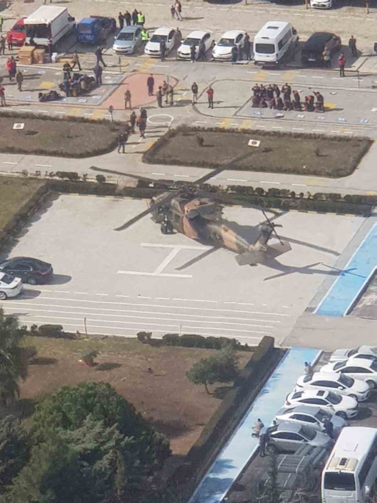 Kara Kuvvetlerine ait helikopterler deprem bölgesinde