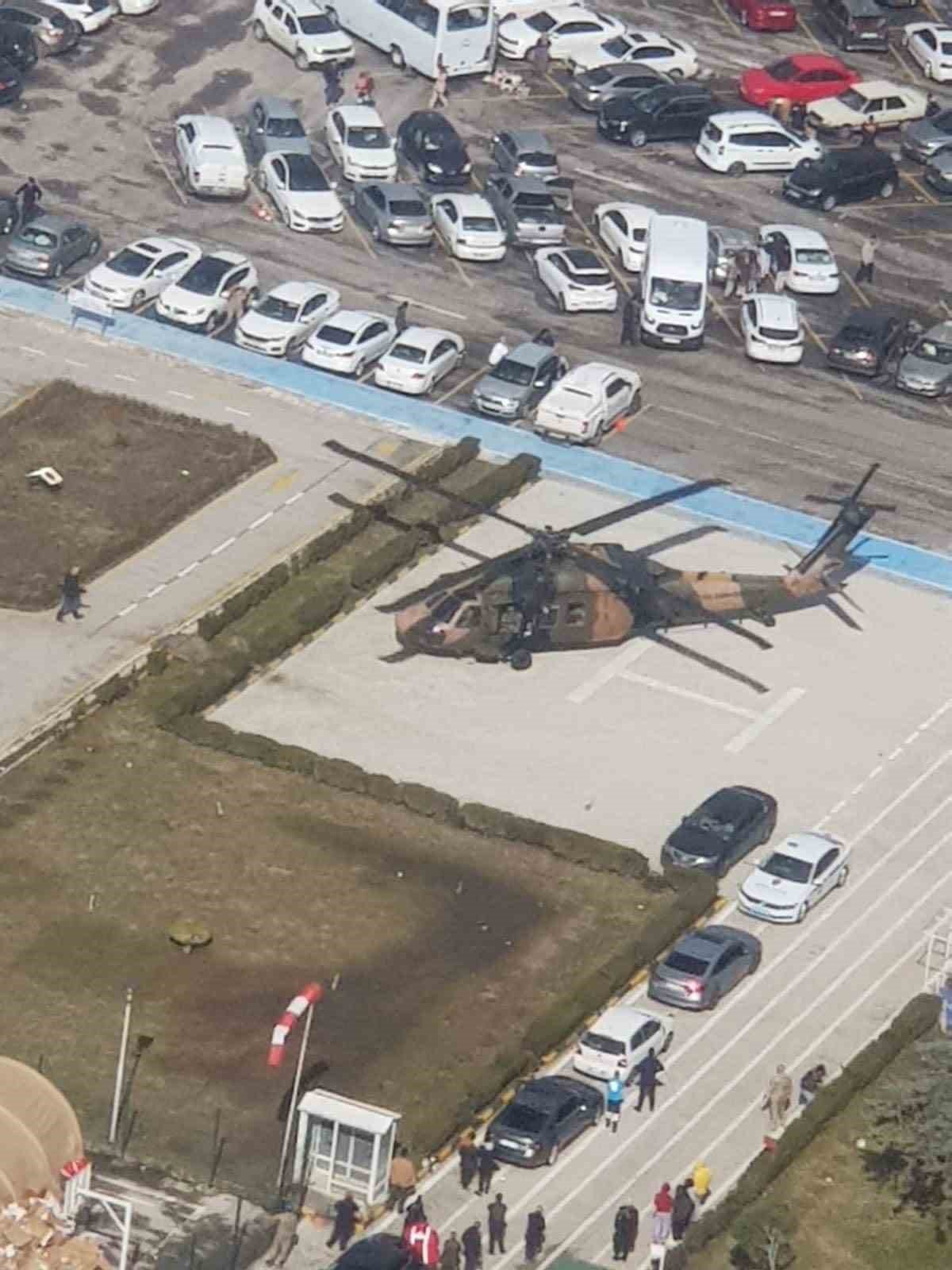 Kara Kuvvetlerine ait helikopterler deprem bölgesinde