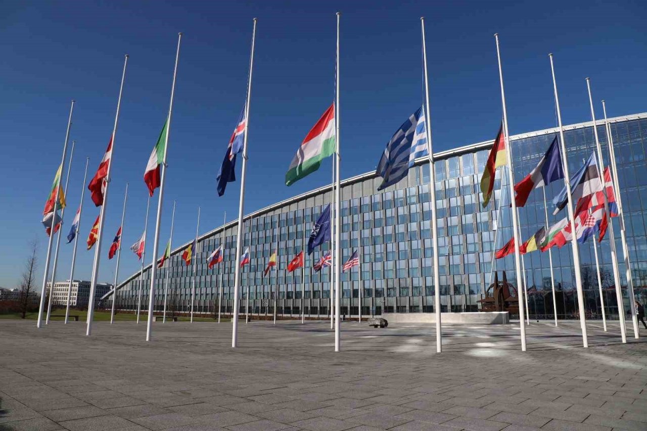 NATO Karargahlarında bayraklar yarıya indirildi