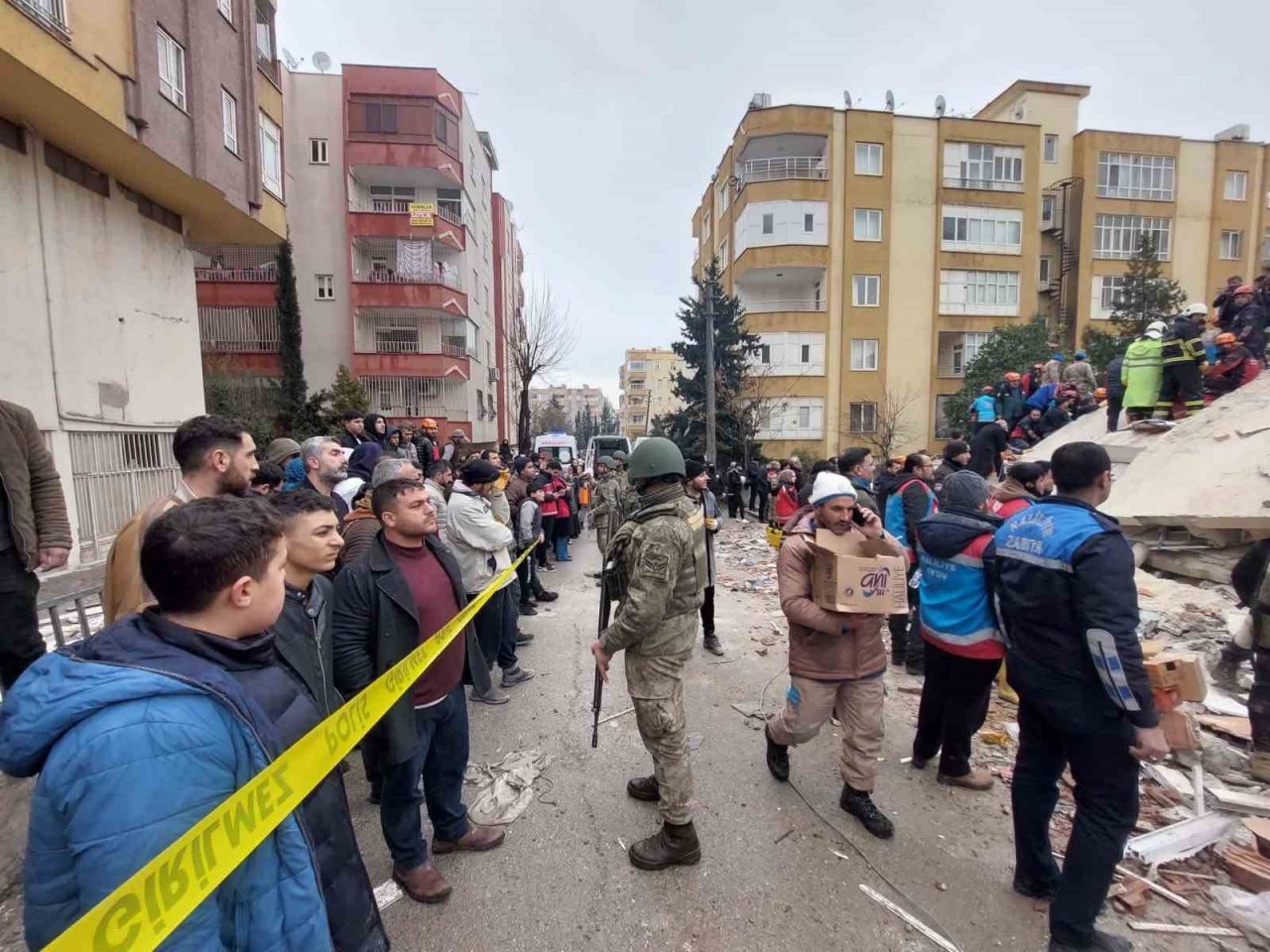 Mehmetçik deprem bölgesinde asayişi sağlama görevi de gerçekleştiriyor