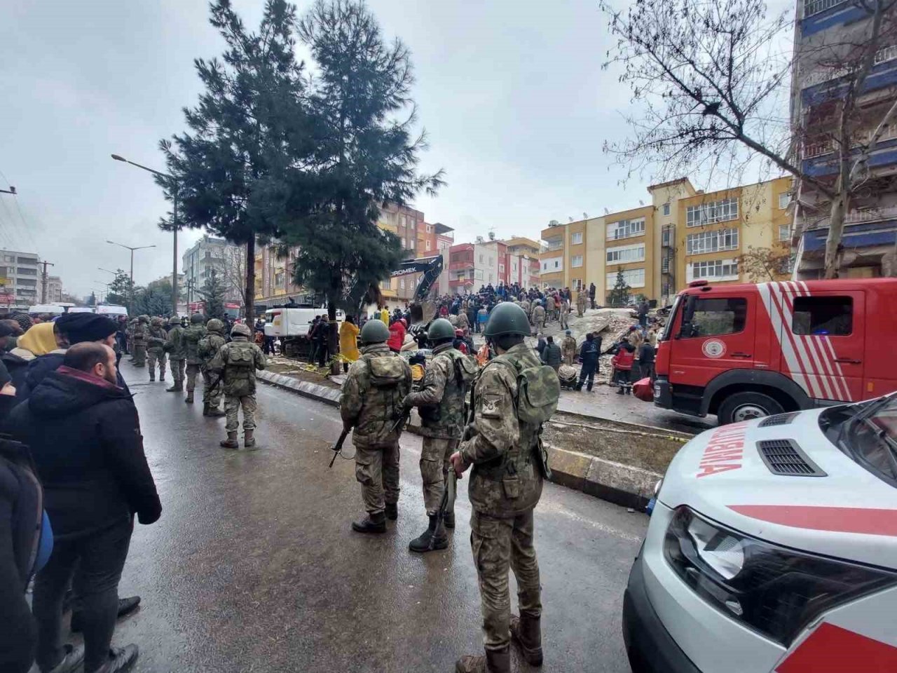 Mehmetçik deprem bölgesinde asayişi sağlama görevi de gerçekleştiriyor