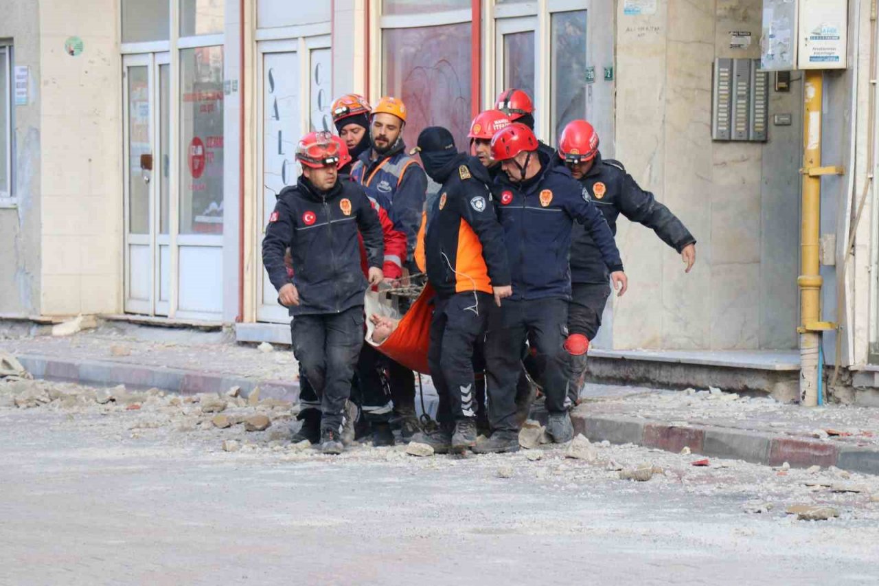 Ağır hasarlı binada mahsur kalan obezite hastası kurtarıldı