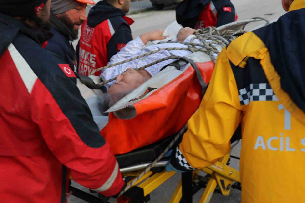 Ağır hasarlı binada mahsur kalan obezite hastası kurtarıldı