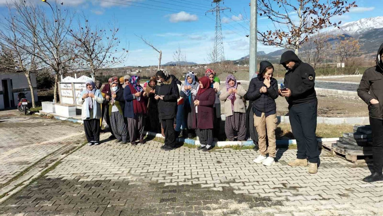 Depremde ölen yaşlı çift son yolculuğuna uğurlandı