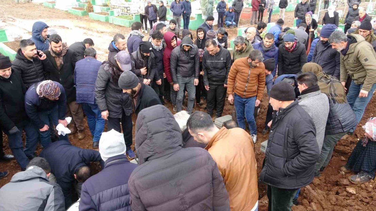 Depremde hayatını kaybeden vatandaşlar son yolculuğuna uğurlandı