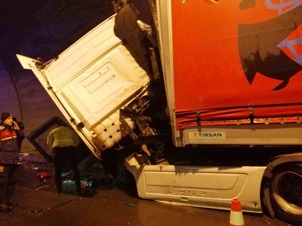 Ordu’da tünel içerisinde tır kazası: 1 yaralı