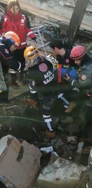 Enkazdan 33 saat sonra kurtarılan 14 aylık Arya, ikizi Azra’ya kavuşacak