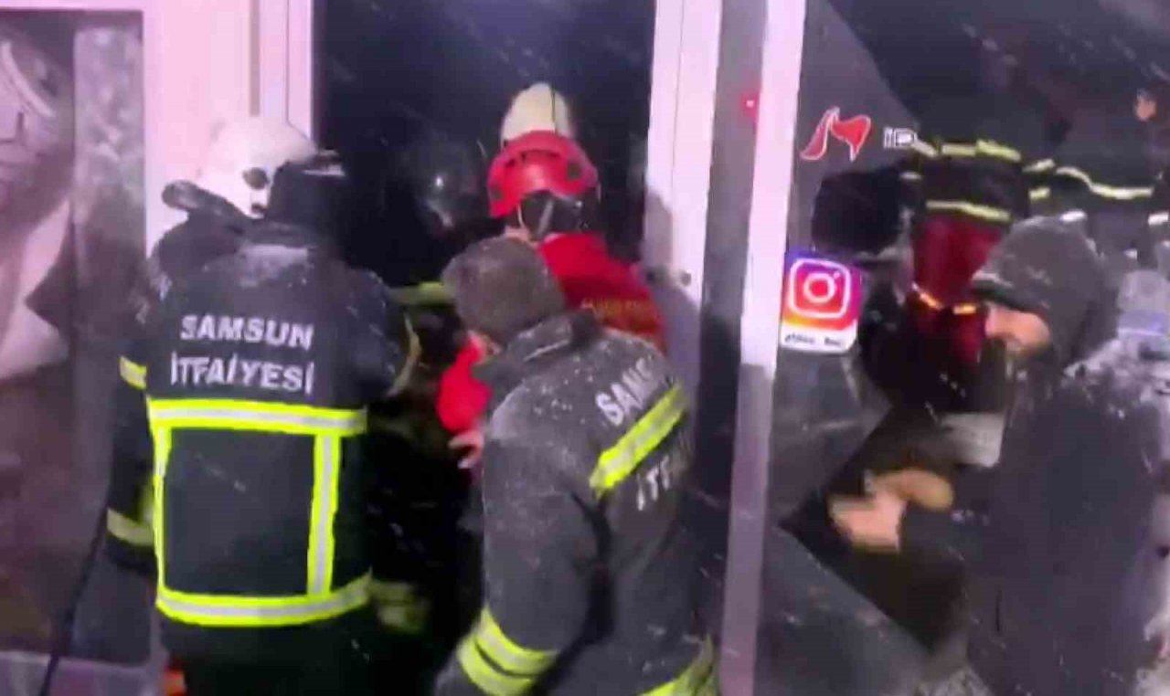 Samsun itfaiyesi Elbistan’da 5 kişiyi enkazdan kurtardı