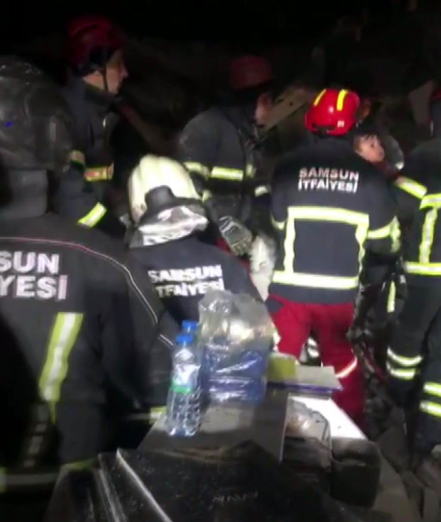 Samsun itfaiyesi Elbistan’da 5 kişiyi enkazdan kurtardı