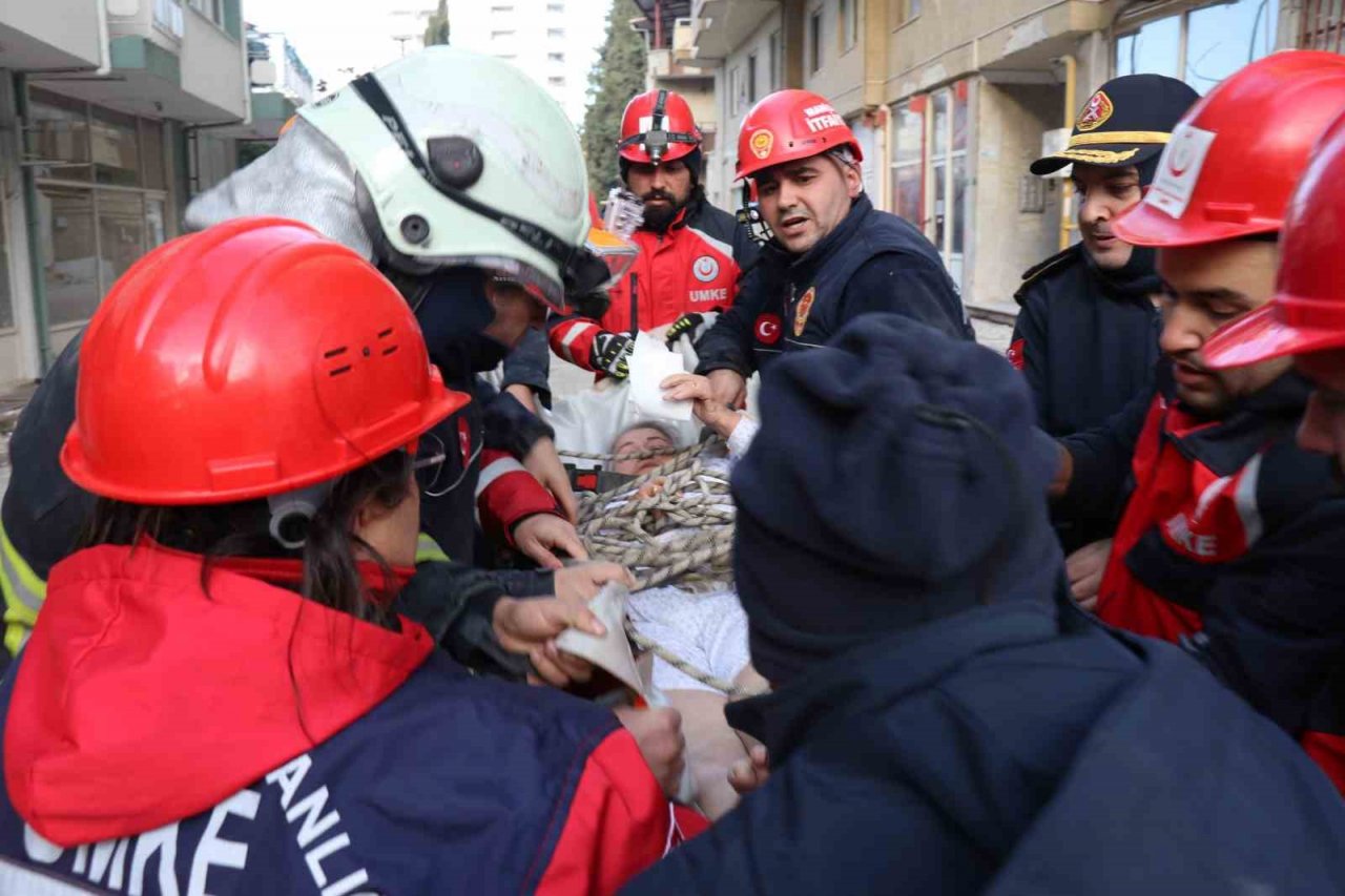 Ağır hasarlı binada mahsur kalan obezite hastası kurtarıldı