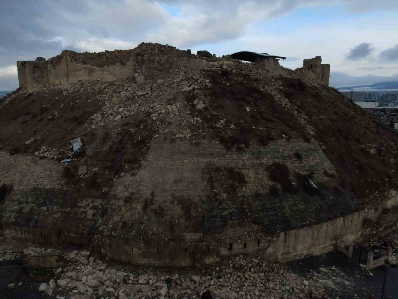 Asırlık Gaziantep kalesi yıkıldı