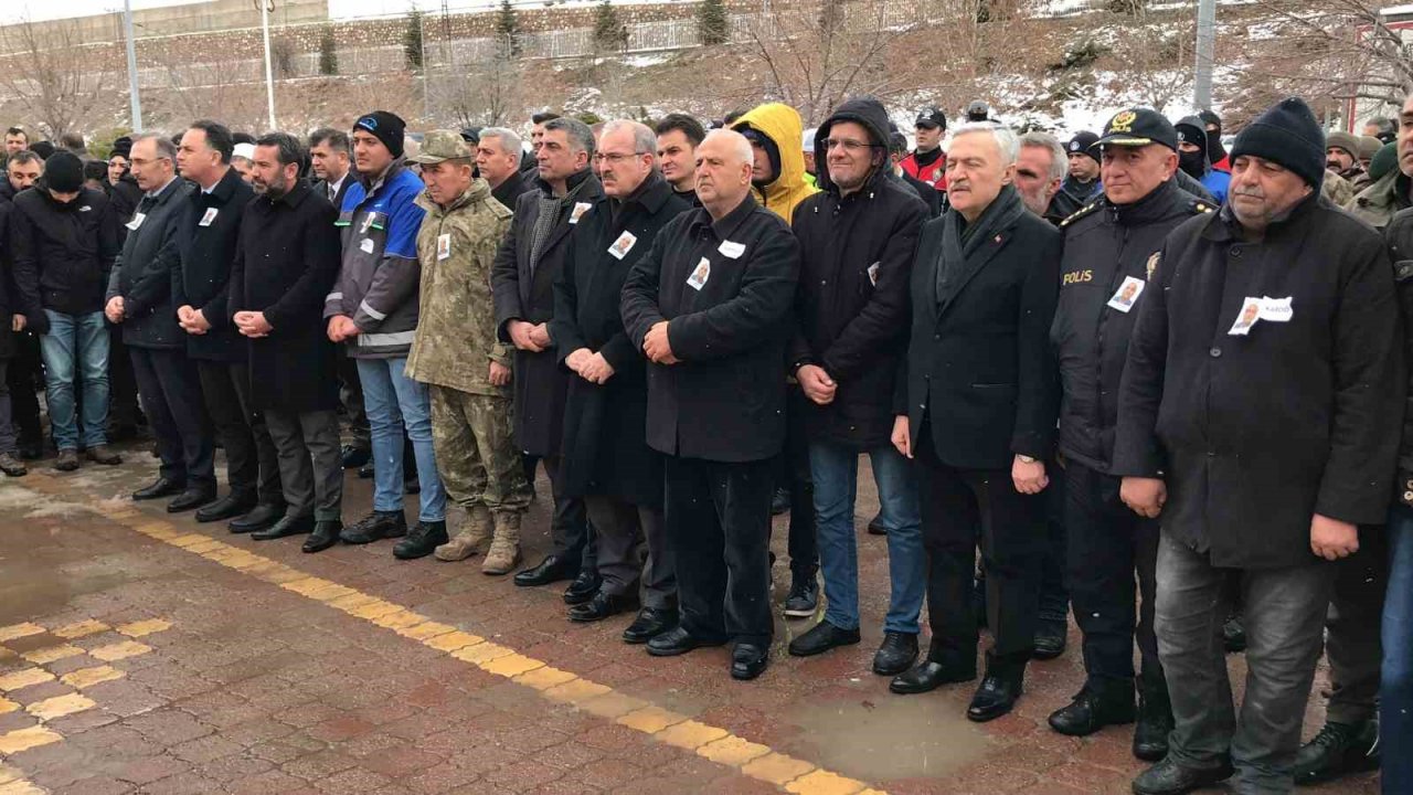 Enkaz altından çıkartılan şehit polisin cenazesi memleketine gönderildi