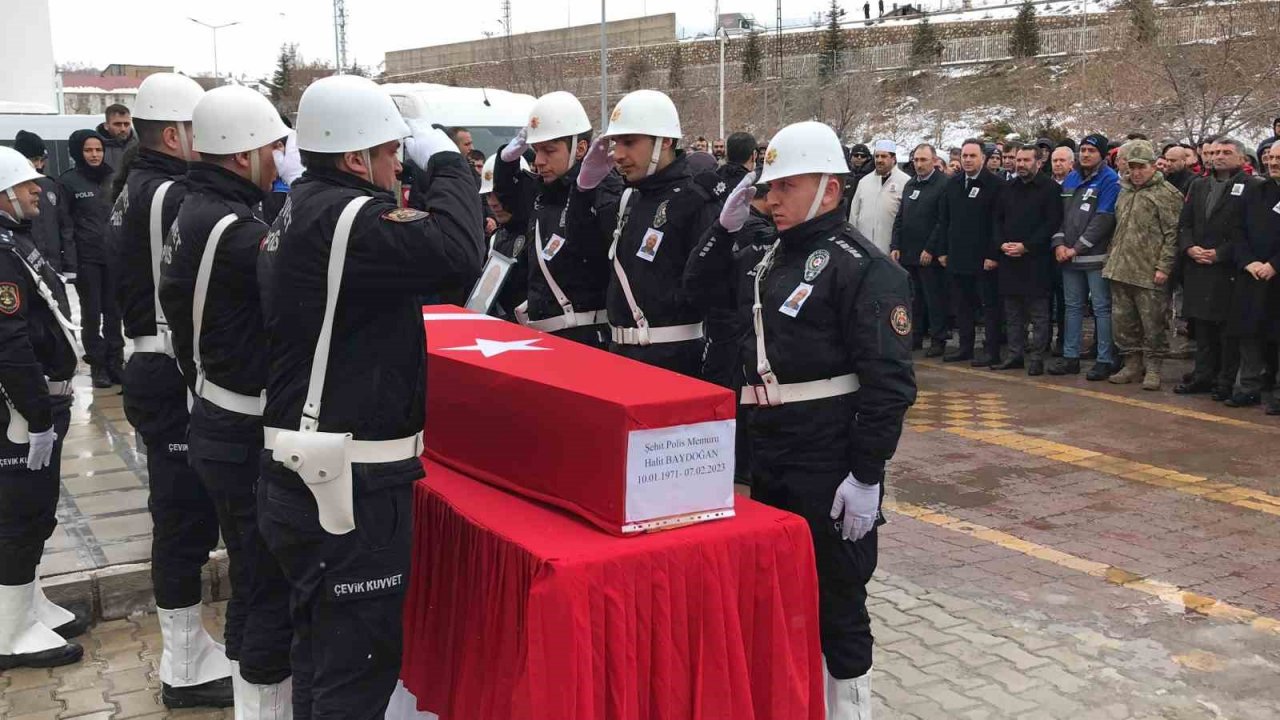 Enkaz altından çıkartılan şehit polisin cenazesi memleketine gönderildi