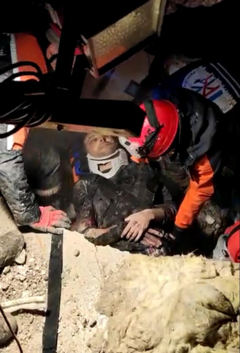 Tuzla Belediyesi Arama Kurtarma Ekipleri, bir kişiyi 30 saat sonra enkazdan kurtardı