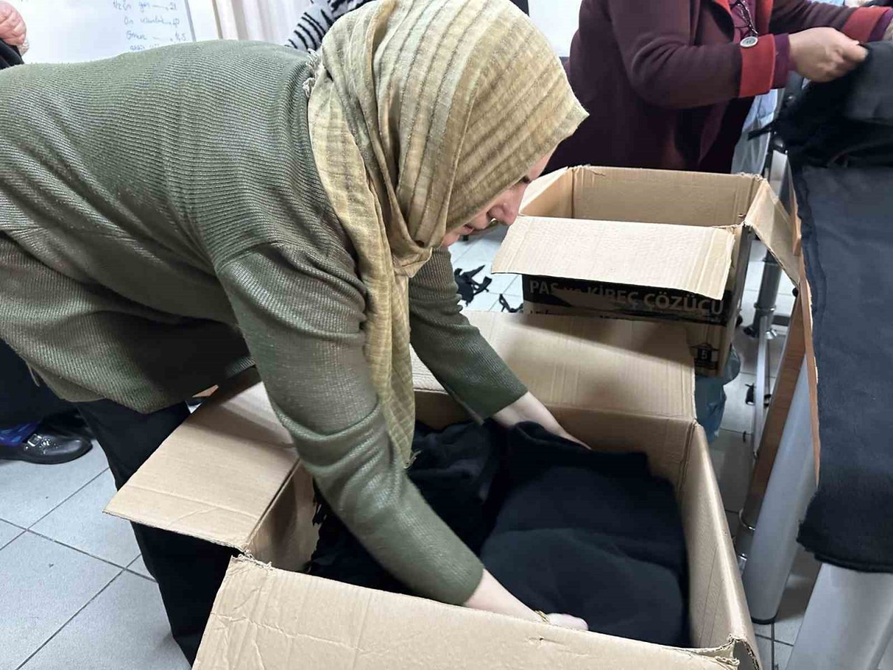 Ümraniye’de 25 kadın depremzedeler için bir arada: Eldiven, atkı ve bere dikiyorlar
