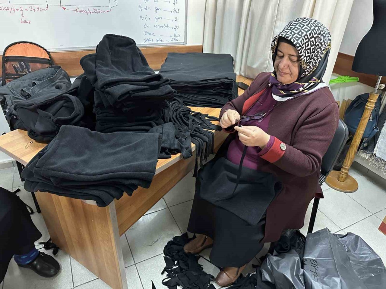 Ümraniye’de 25 kadın depremzedeler için bir arada: Eldiven, atkı ve bere dikiyorlar