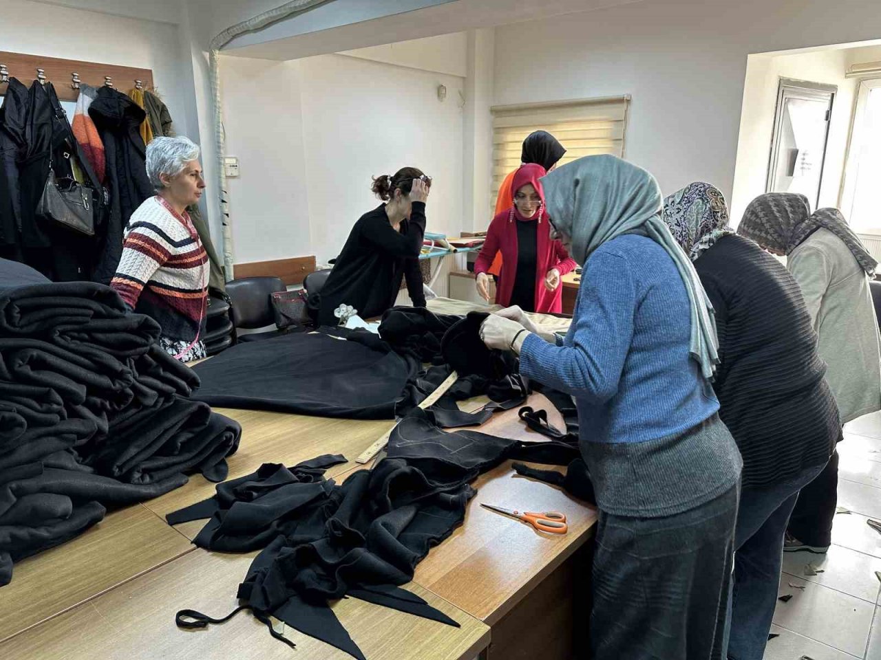 Ümraniye’de 25 kadın depremzedeler için bir arada: Eldiven, atkı ve bere dikiyorlar