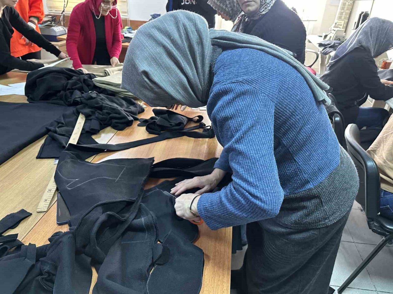 Ümraniye’de 25 kadın depremzedeler için bir arada: Eldiven, atkı ve bere dikiyorlar