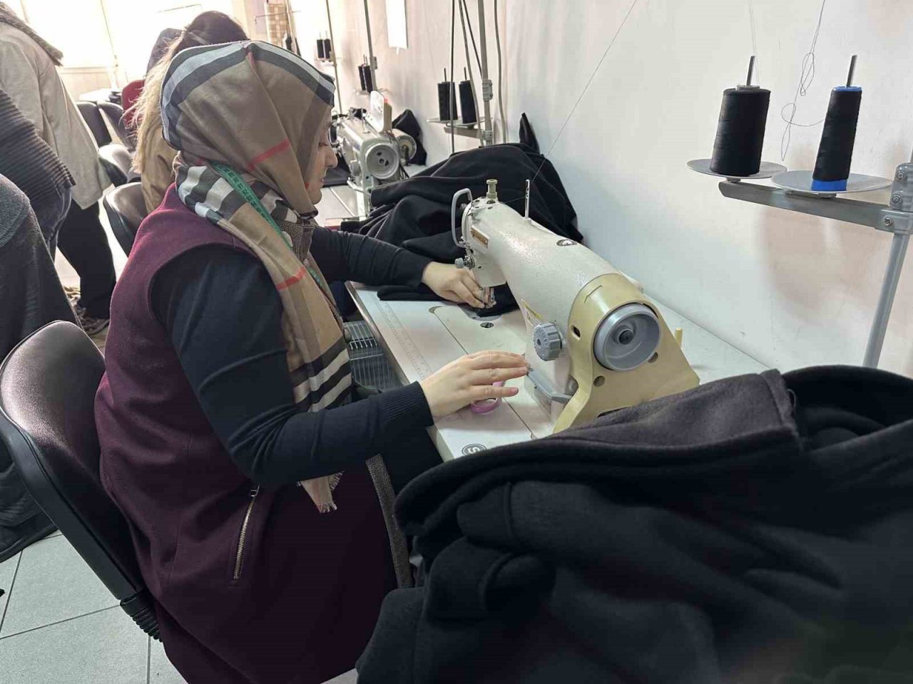 Ümraniye’de 25 kadın depremzedeler için bir arada: Eldiven, atkı ve bere dikiyorlar
