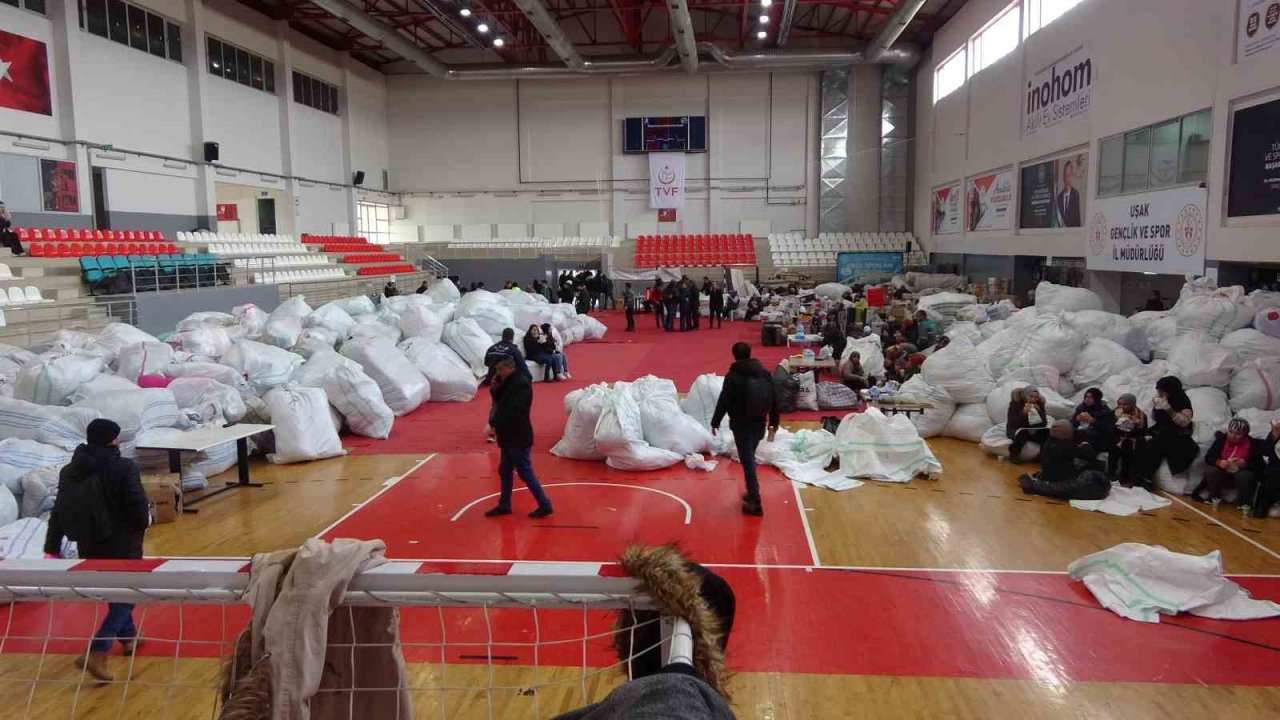 Deprem bölgesine Uşak’tan 213 bin battaniye gönderildi