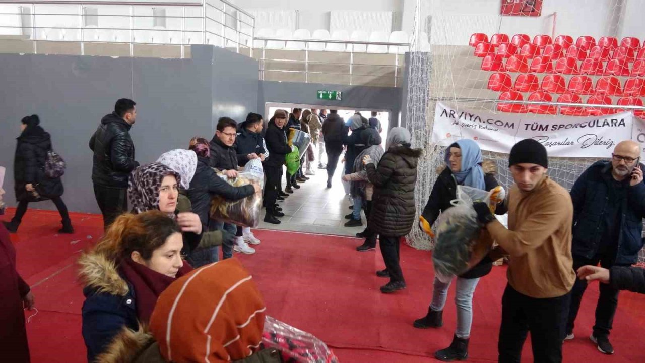 Deprem bölgesine Uşak’tan 213 bin battaniye gönderildi