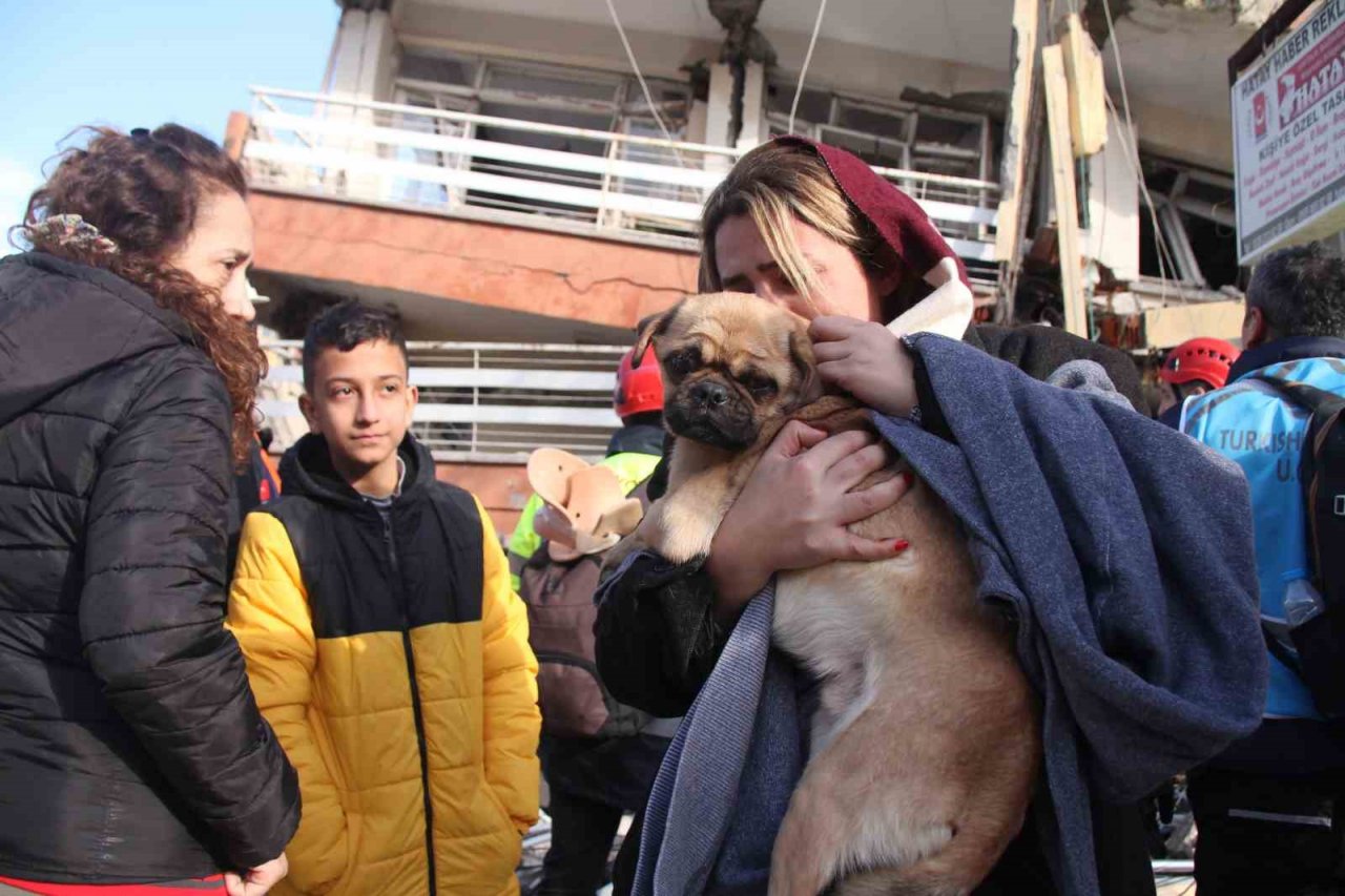 6 katlı bina enkazından sağ çıktı, depremzede kadın sahiplendi