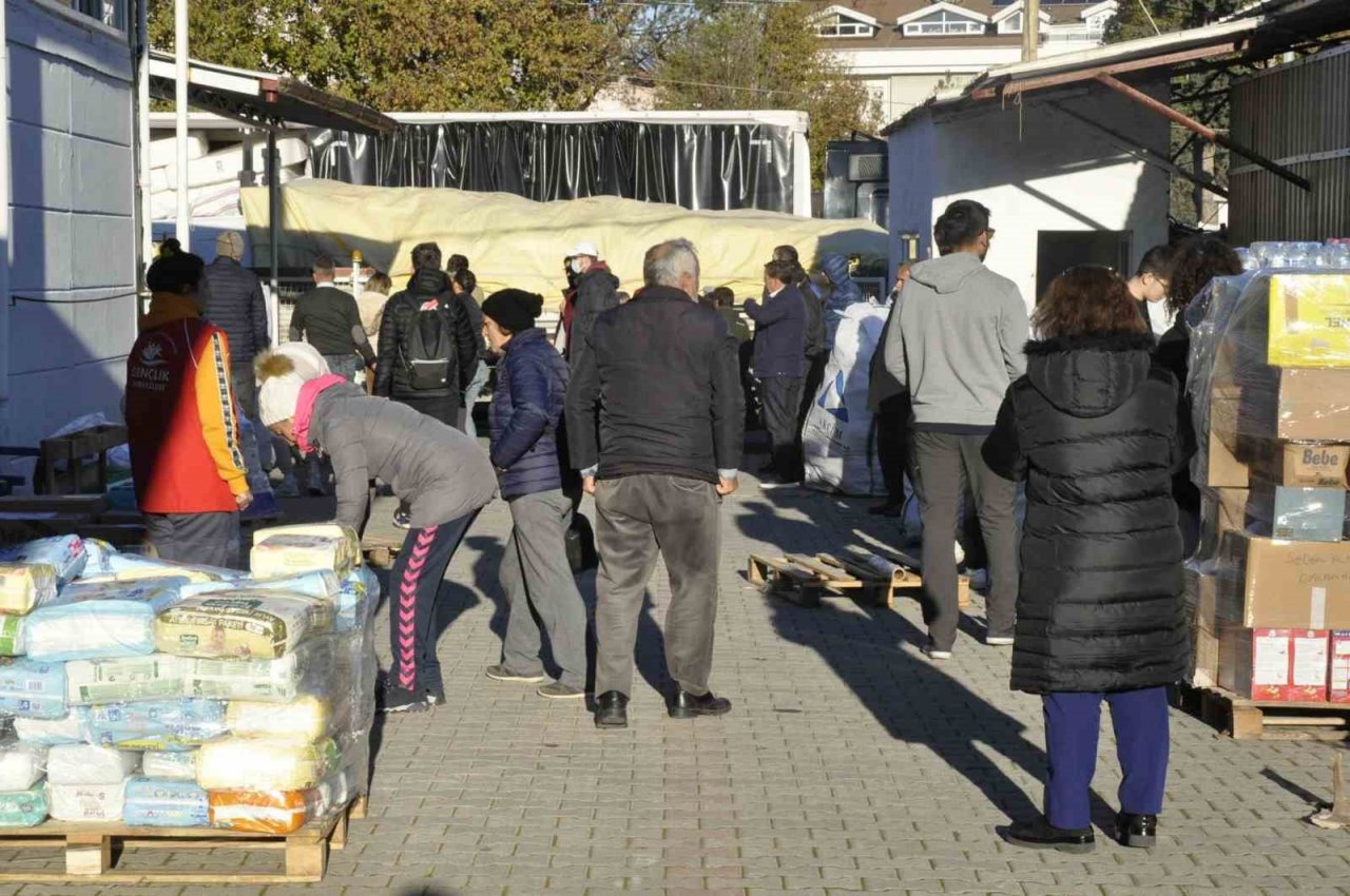 Yardım tırları Fethiye’den dualar eşliğinde gönderildi