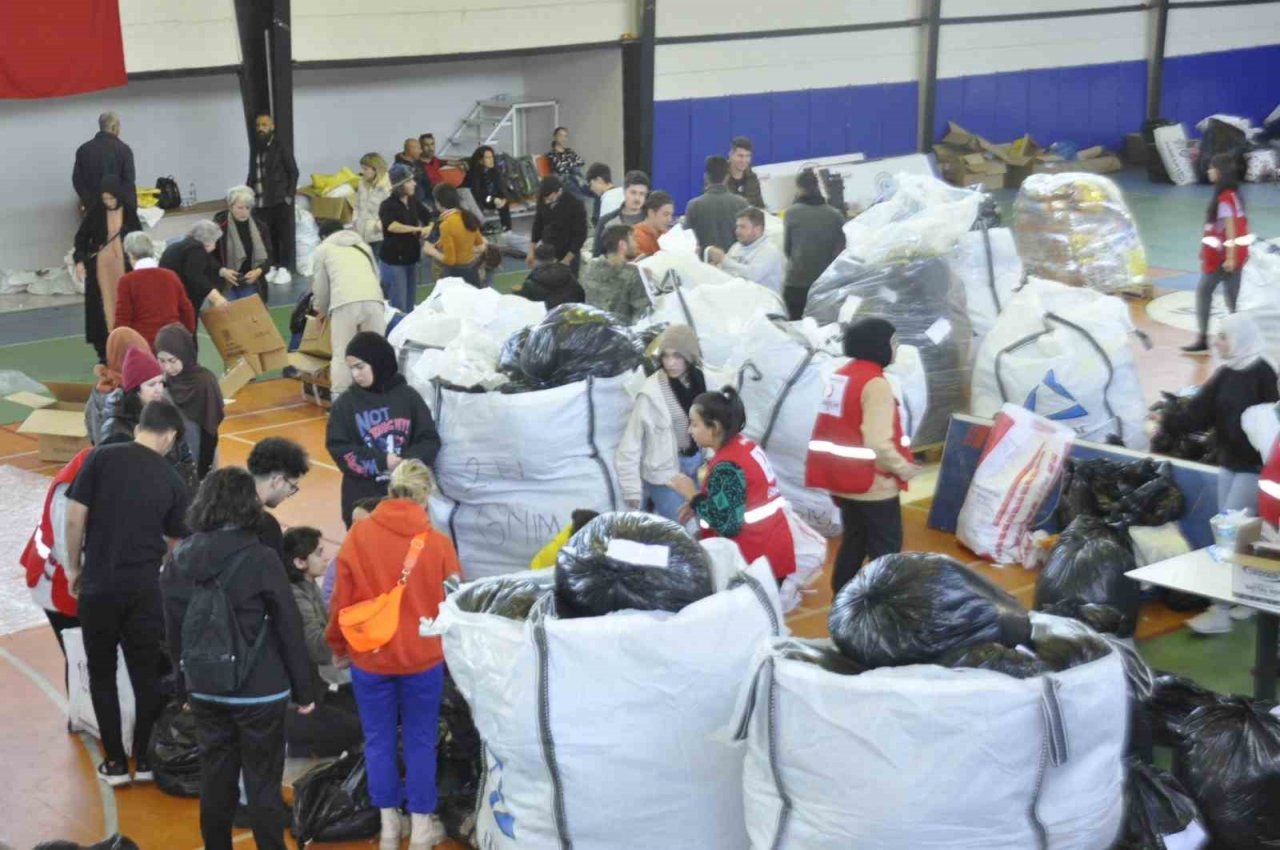 Yardım tırları Fethiye’den dualar eşliğinde gönderildi