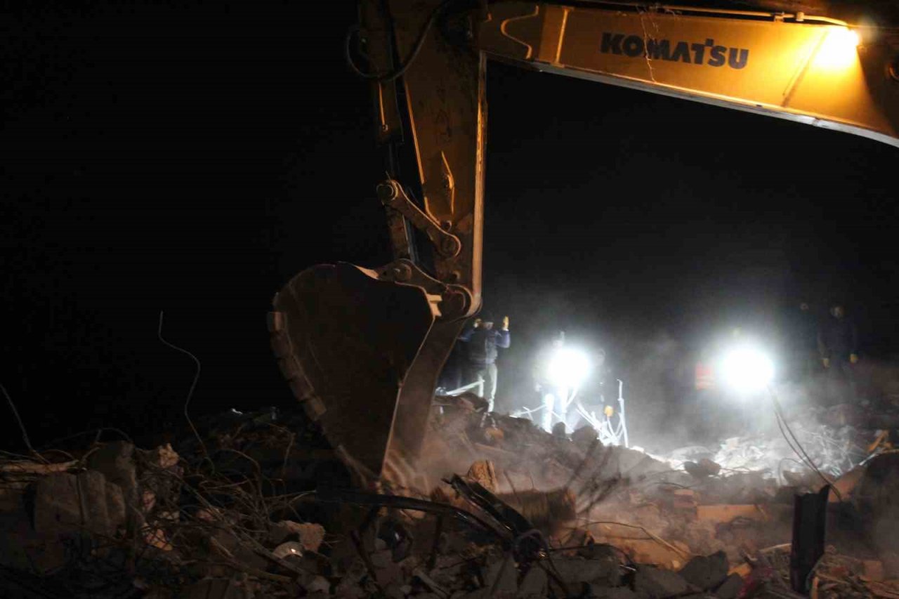 Elbistan’da arama kurtarma çalışmaları devam ediyor