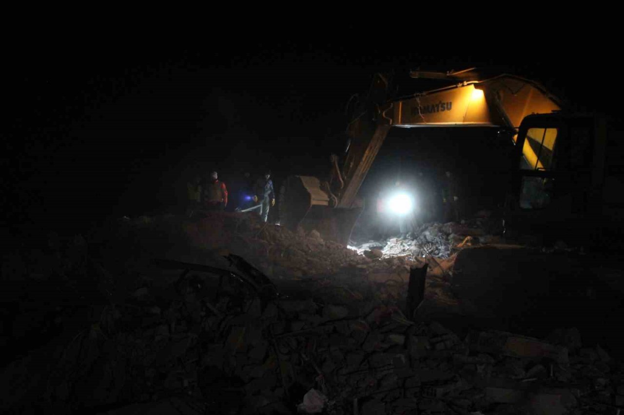 Elbistan’da arama kurtarma çalışmaları devam ediyor