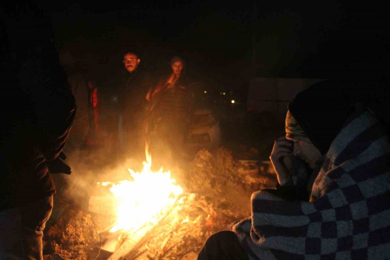 Elbistan’da arama kurtarma çalışmaları devam ediyor