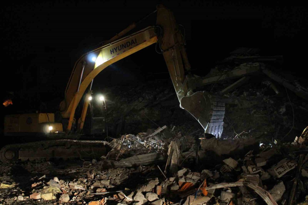 Elbistan’da arama kurtarma çalışmaları devam ediyor